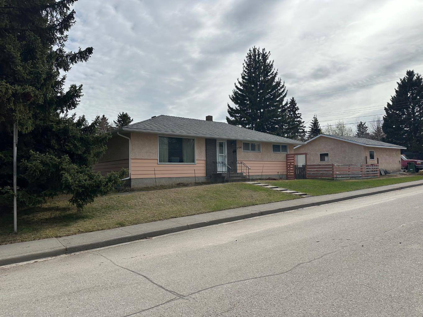 Calgary, AB T3E 0T9,2704 Grant CRES SW