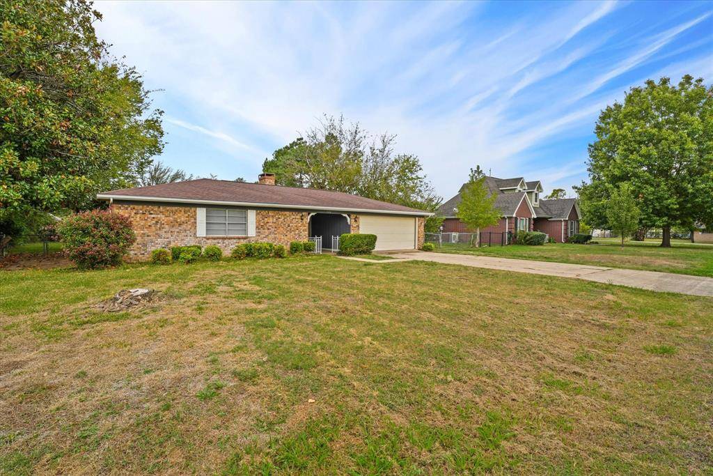 Quinlan, TX 75474,324 N Elm