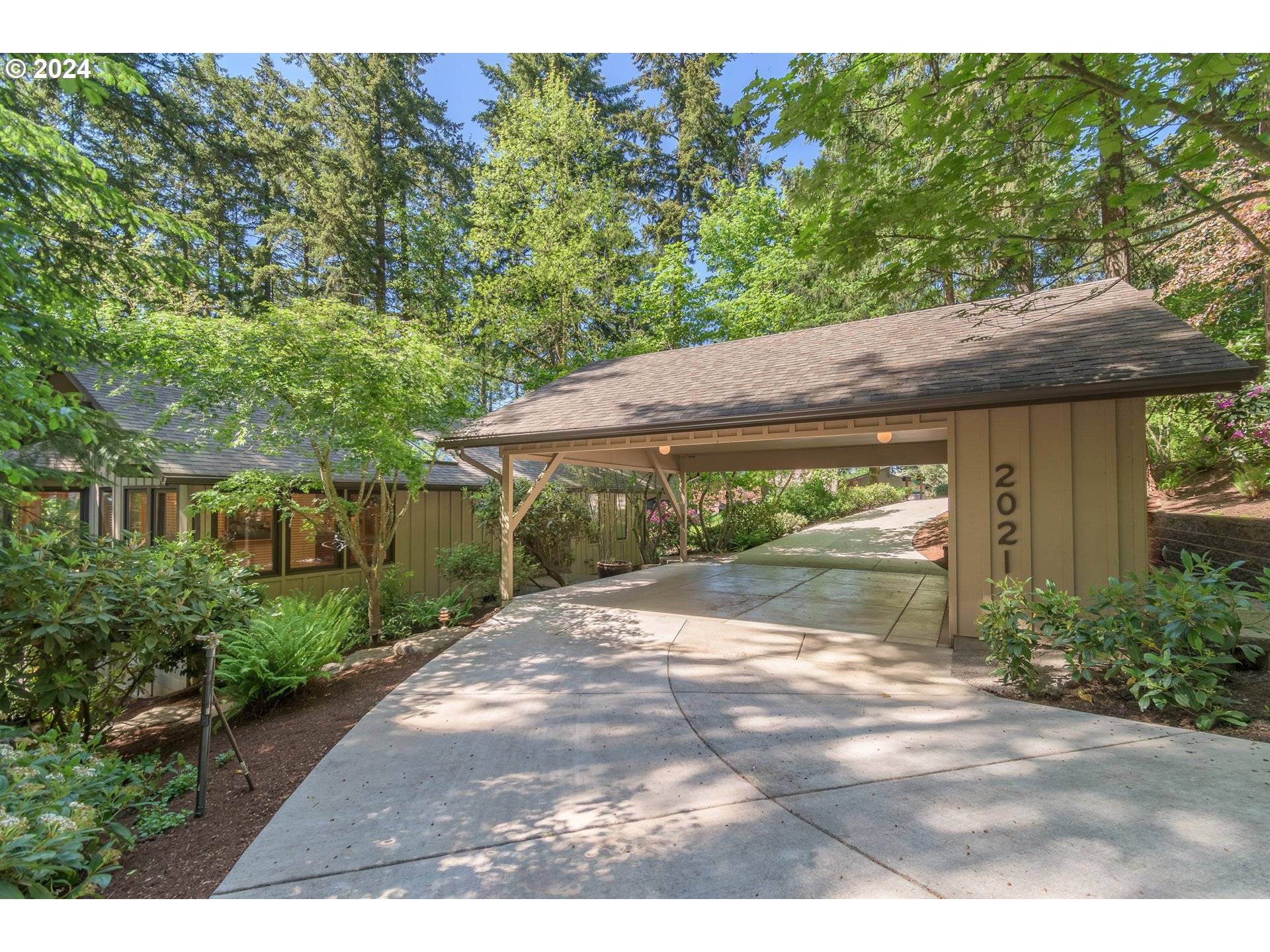 Eugene, OR 97405,2021 DOGWOOD DR