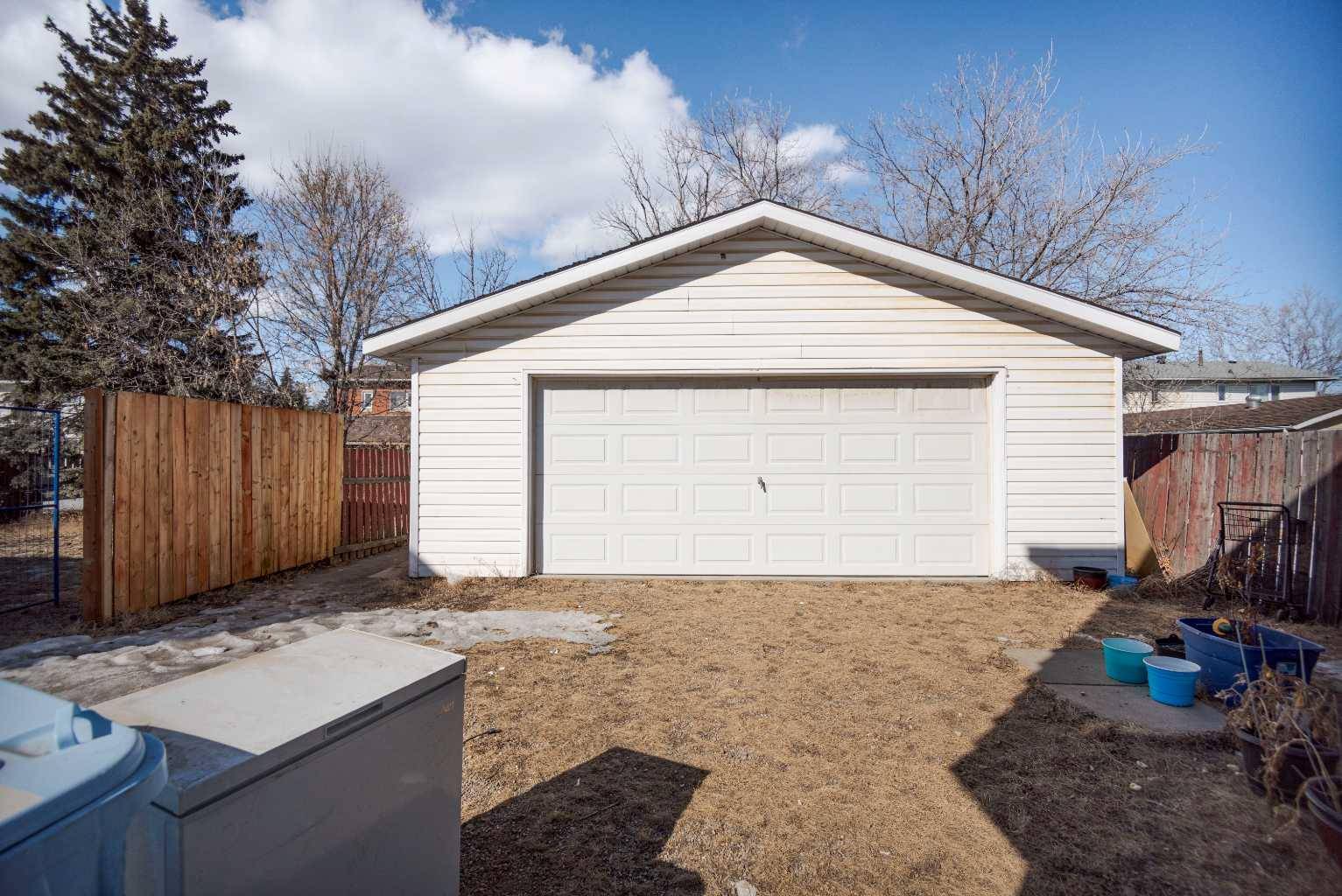 Fort Mcmurray, AB T9H 1N8,61 Poplar CRES