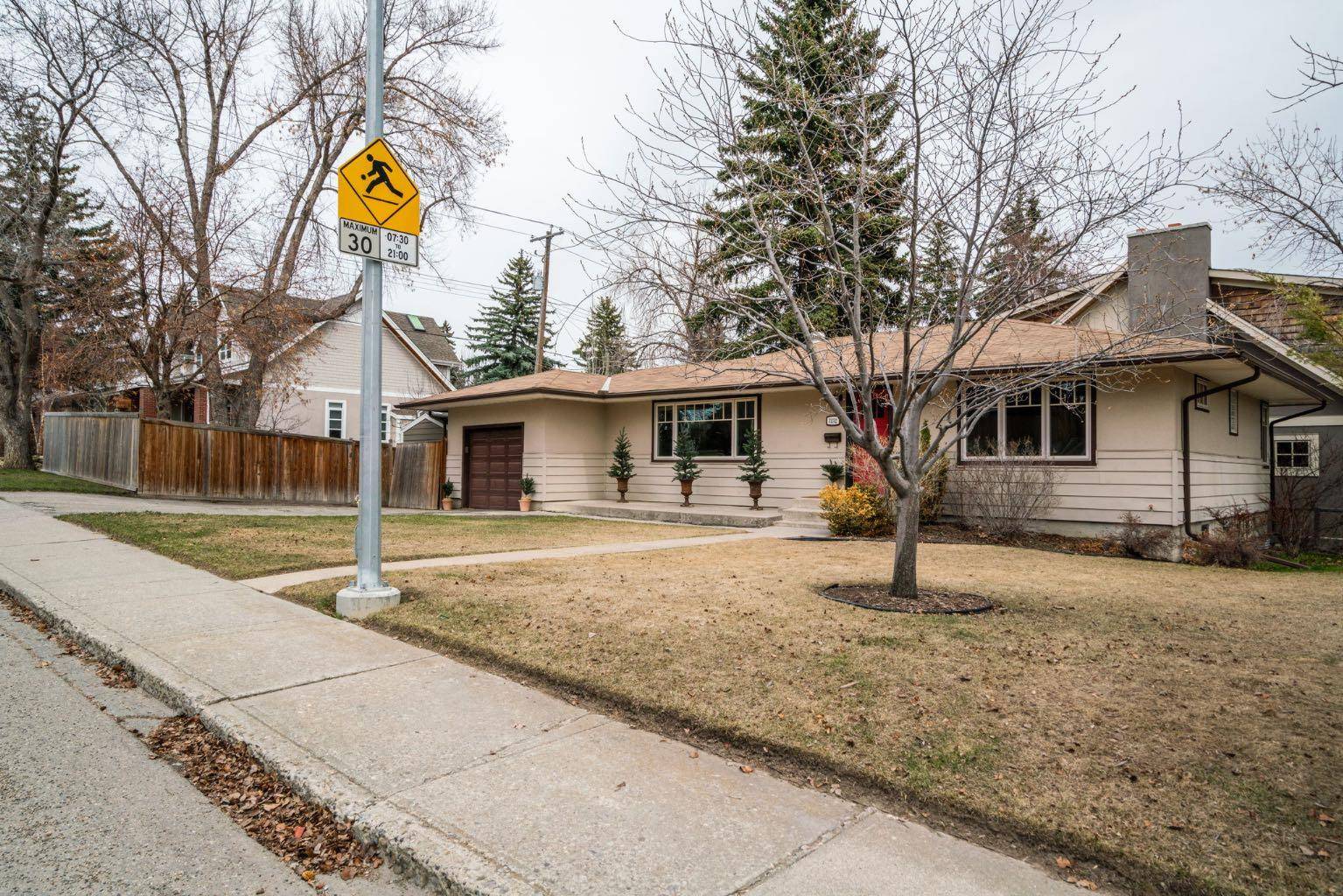 Calgary, AB T3E 1Z9,3232 25A ST SW