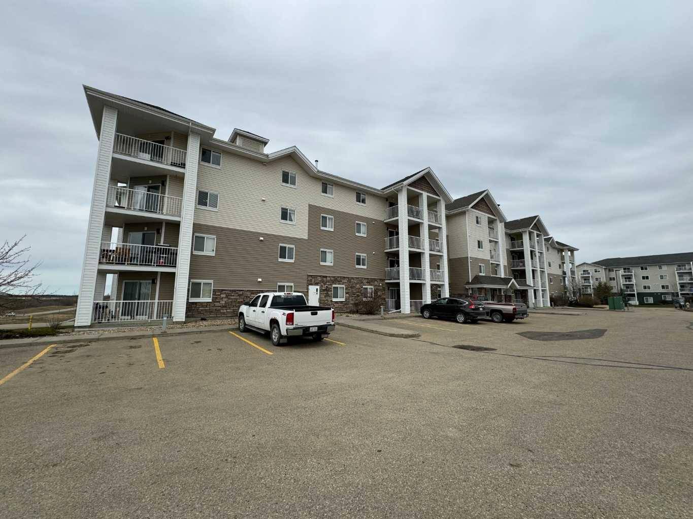 Sylvan Lake, AB T4S 0G9,3 Broadway Rise #407