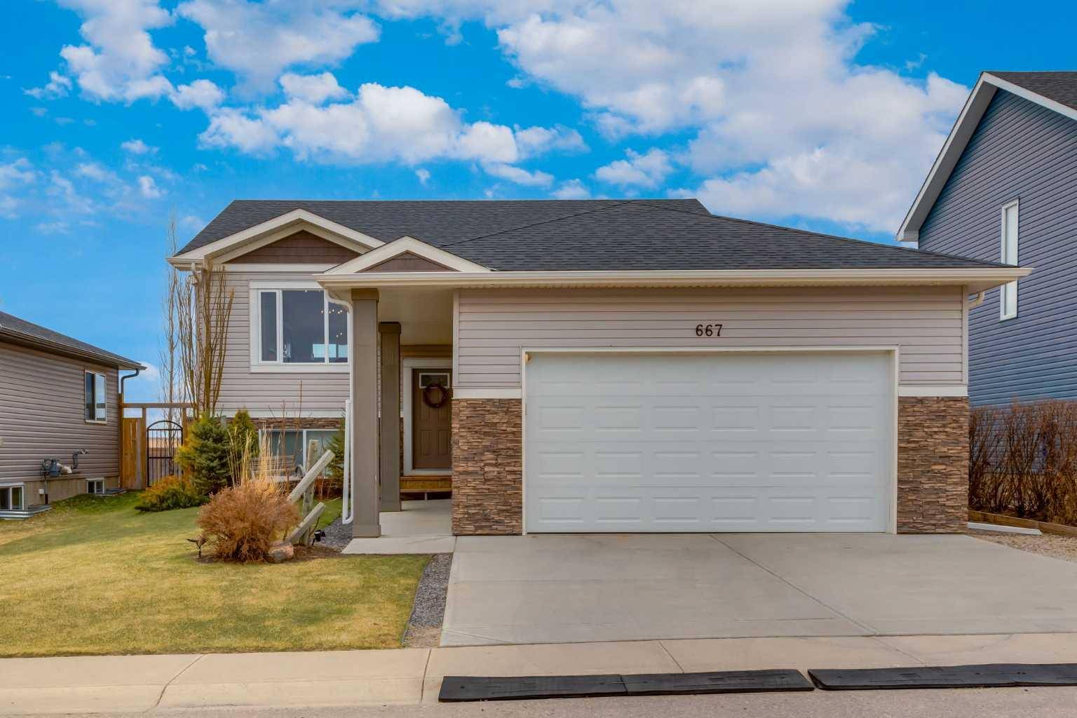 Carstairs, AB T0M 0N0,667 West Highland CRES