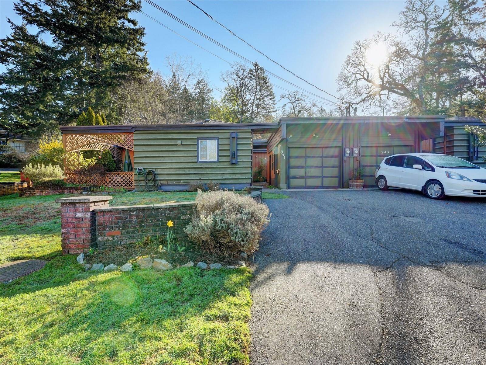 Esquimalt, BC V9A 4L3,941 Kingsmill Rd