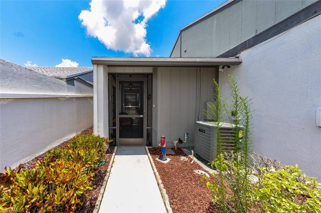 9717 Maplecrest CIR, Lehigh Acres, FL 33936