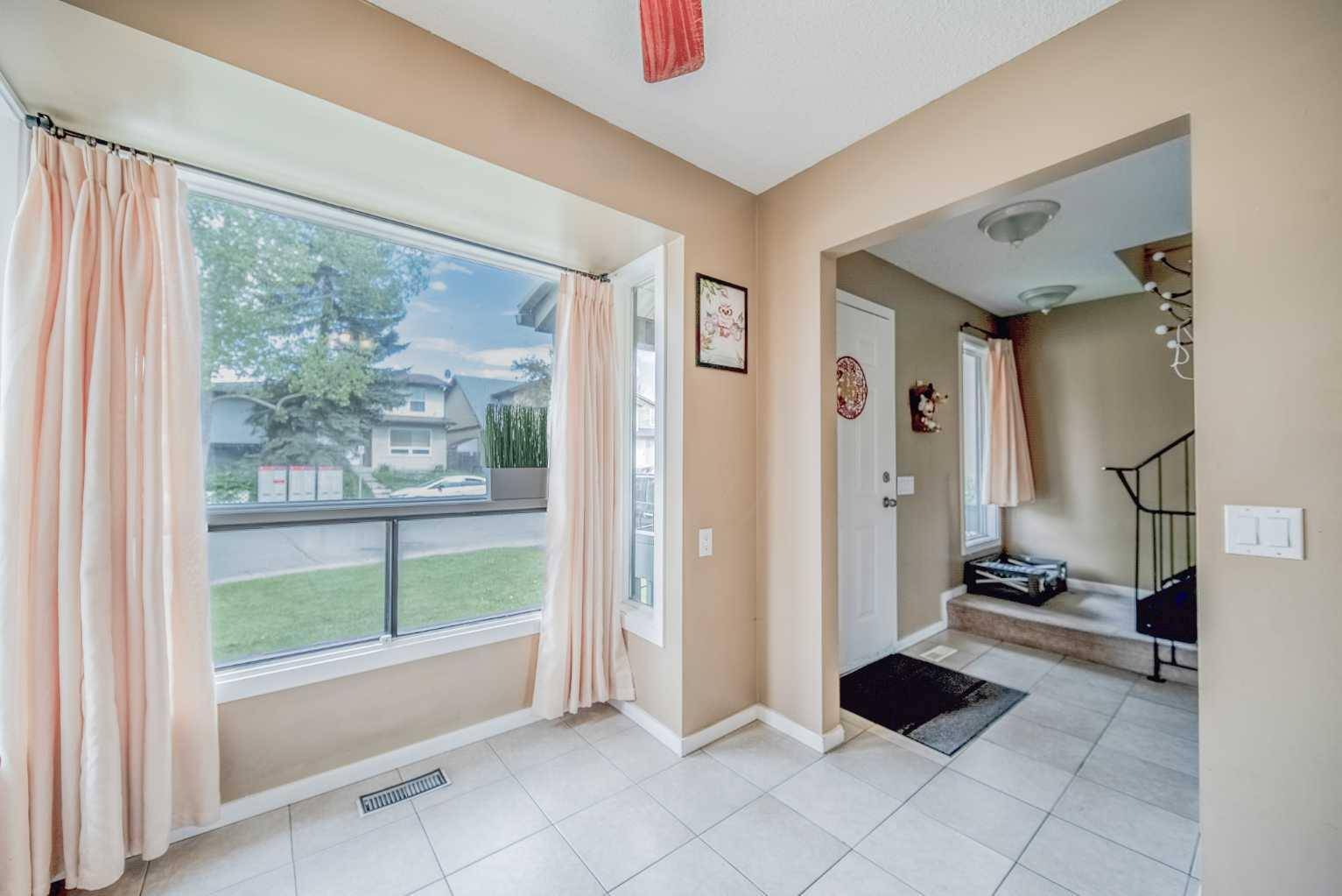 Calgary, AB T2A 6L3,256 Abinger CRES NE