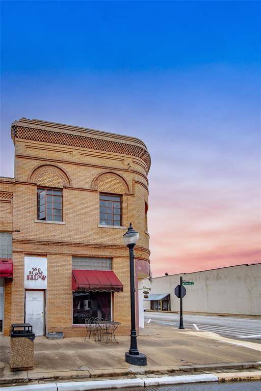 Lindsay, OK 73052,202 S Main Street