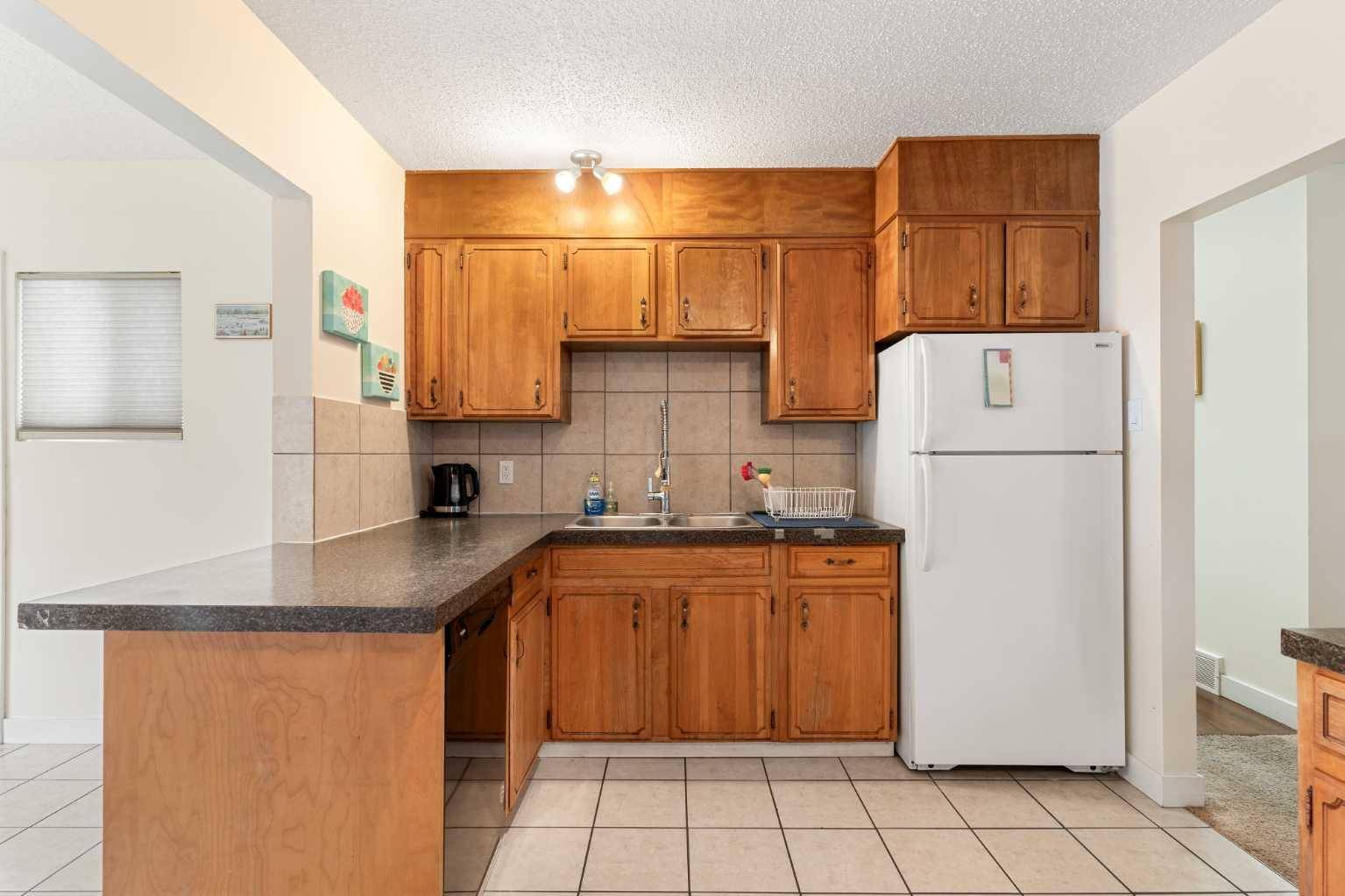 Calgary, AB T3E 3J6,2822 40 ST SW