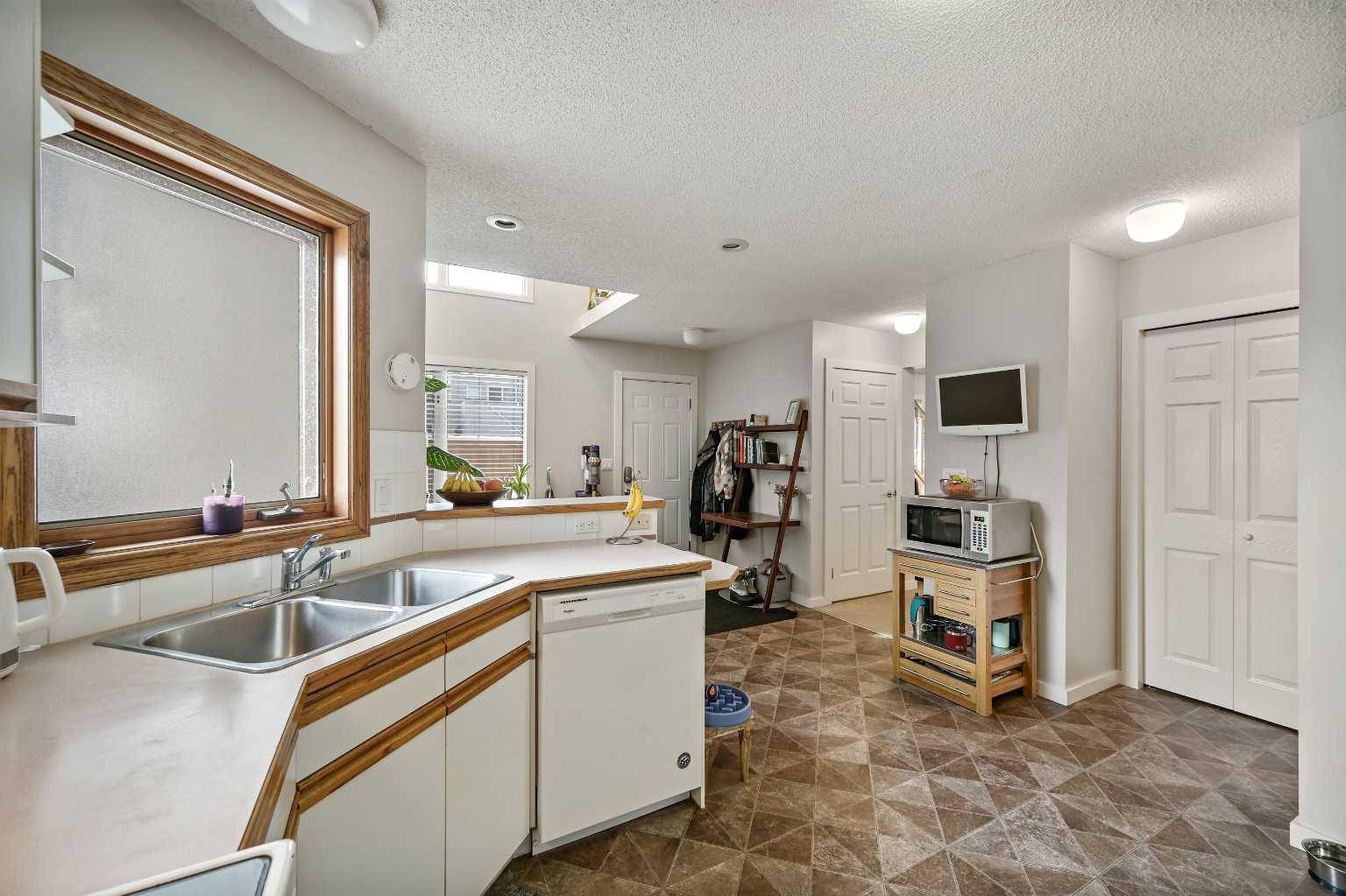 Calgary, AB T3E 2H7,2417 28 ST SW #3