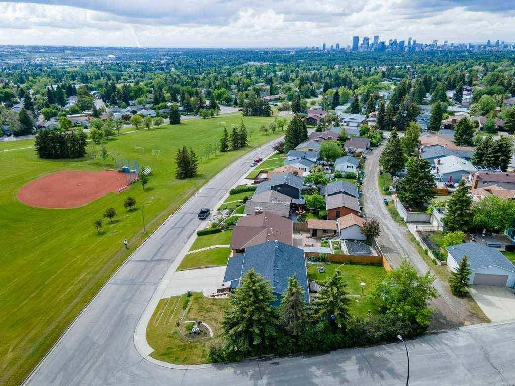 Calgary, AB T2K 5R1,472 Norfolk WAY NW