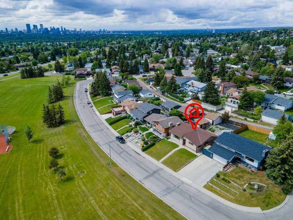 Calgary, AB T2K 5R1,472 Norfolk WAY NW