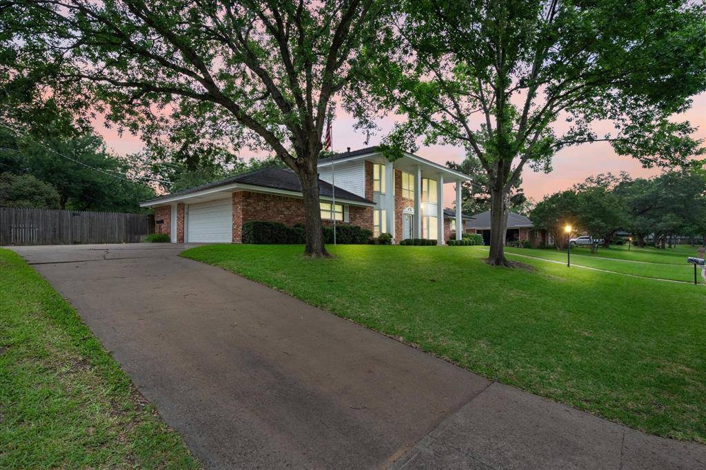 Bedford, TX 76022,912 Overhill Drive