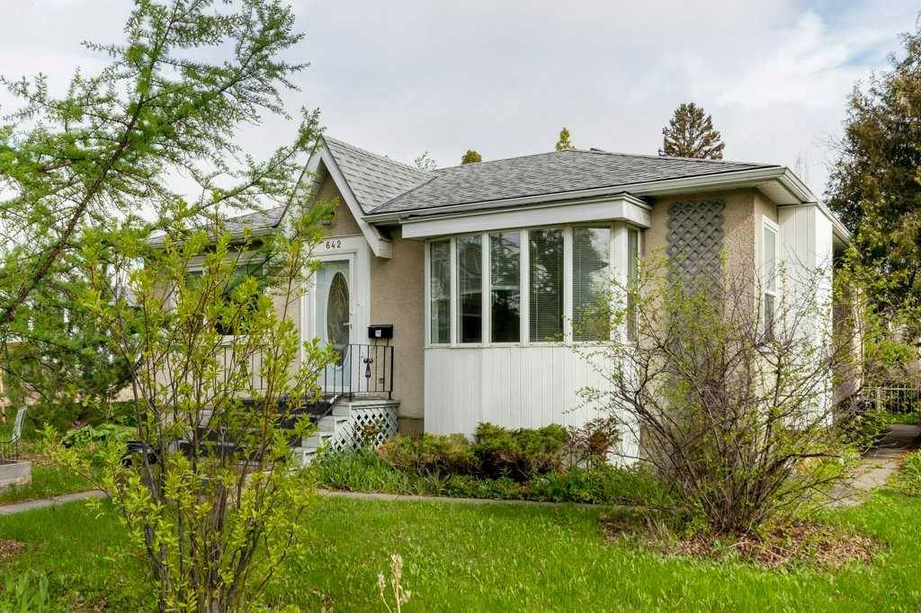 Calgary, AB T2M 2A9,642 25 AVE NW