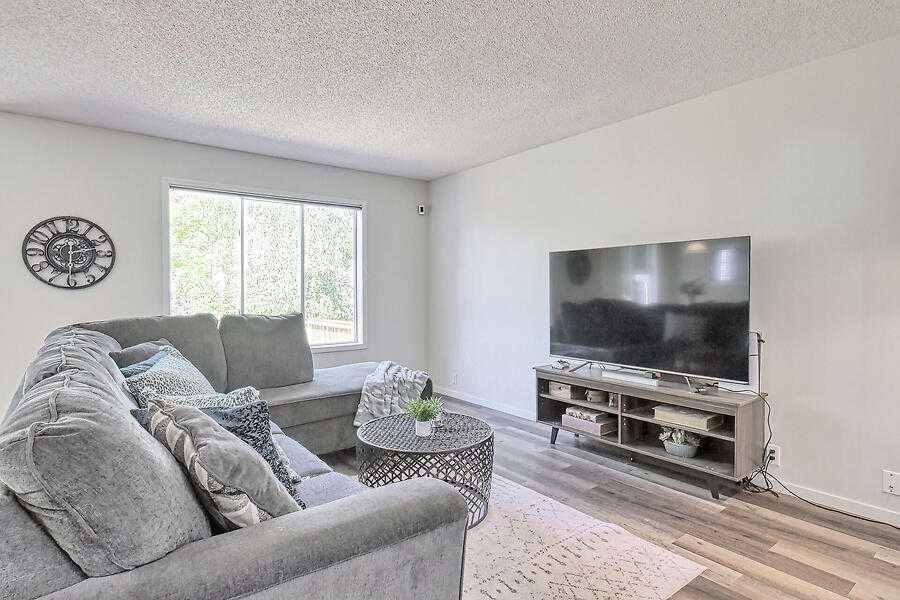 Calgary, AB T2Z 3B1,414 Douglas Woods Mews SE