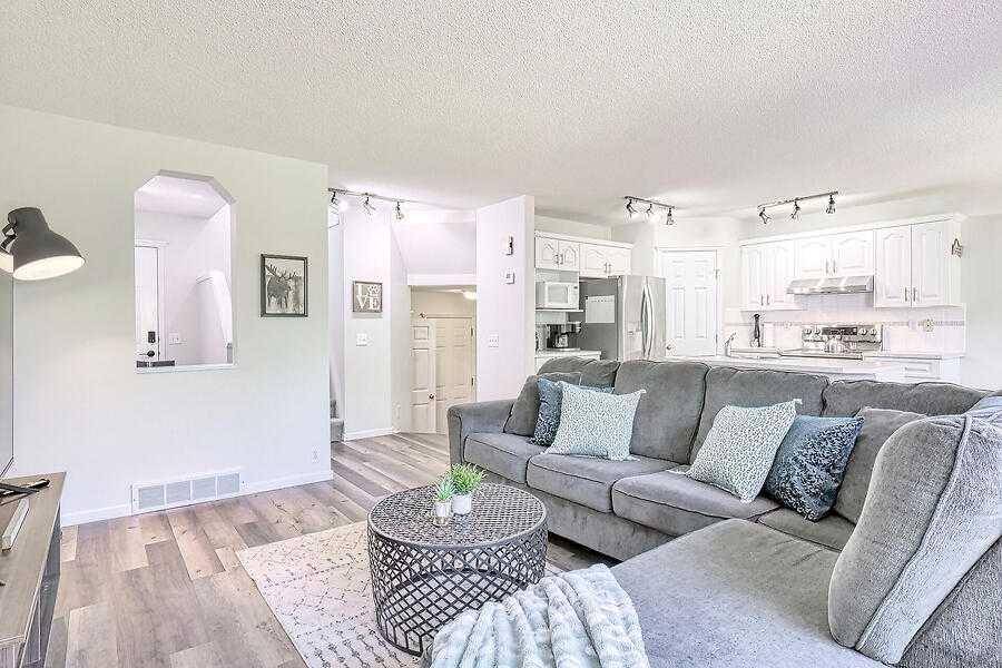 Calgary, AB T2Z 3B1,414 Douglas Woods Mews SE