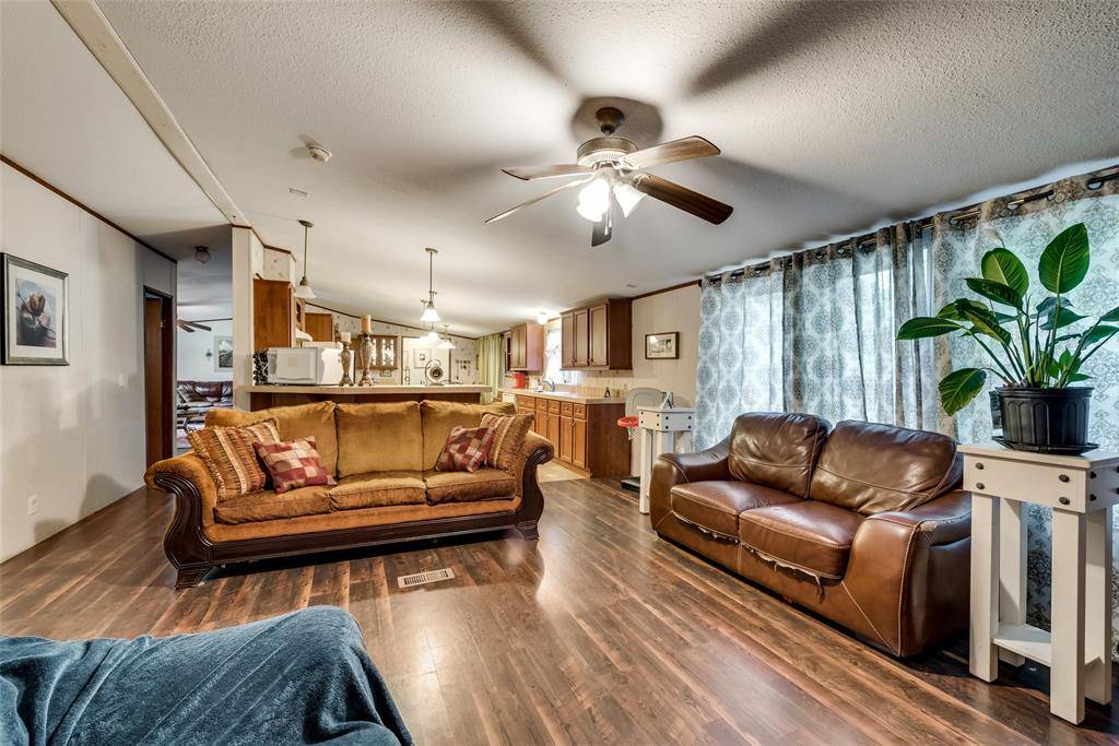 Kemp, TX 75143,729 Briarwood Court