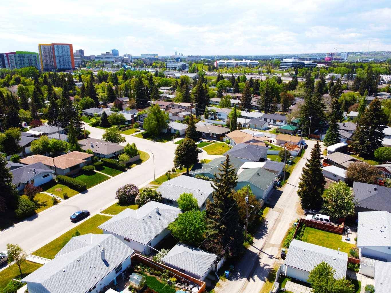 Calgary, AB T2L 1N3,112 Braden CRES NW