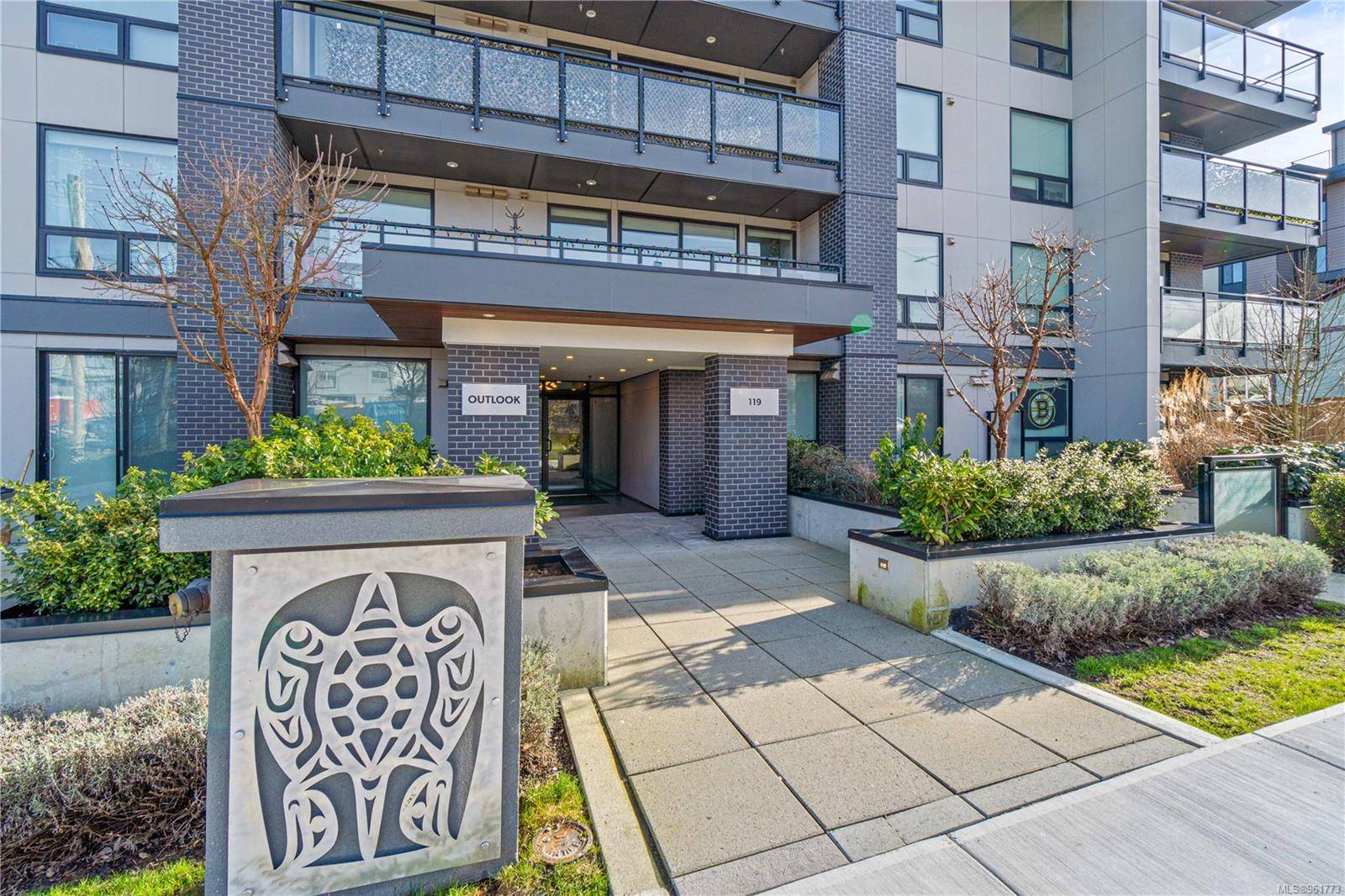 Nanaimo, BC V9R 4V9,119 Haliburton St #405