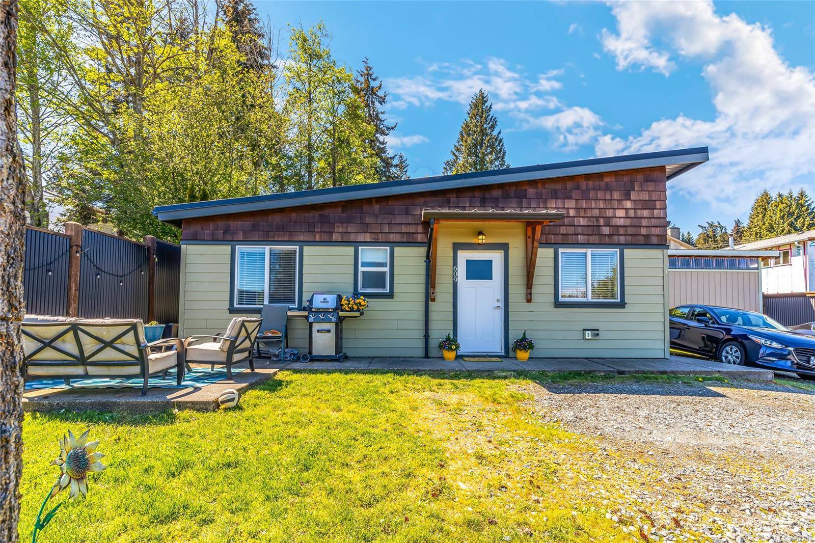 Nanaimo, BC V9R 5M7,609 7th St