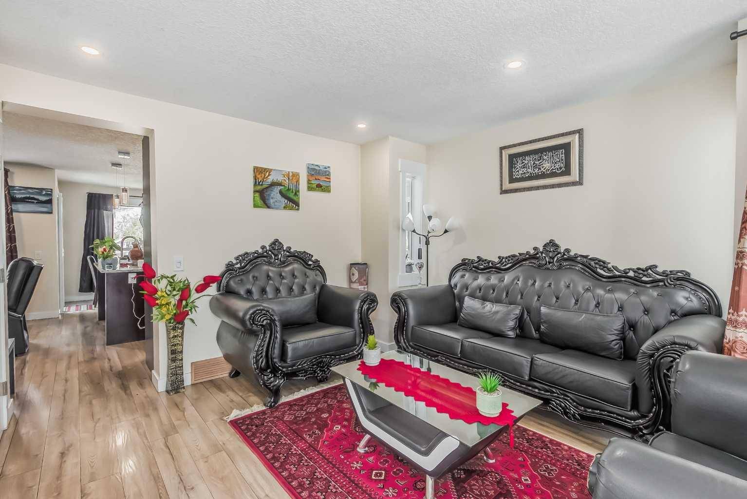 Calgary, AB T3J 3H5,135 Martinwood PL NE