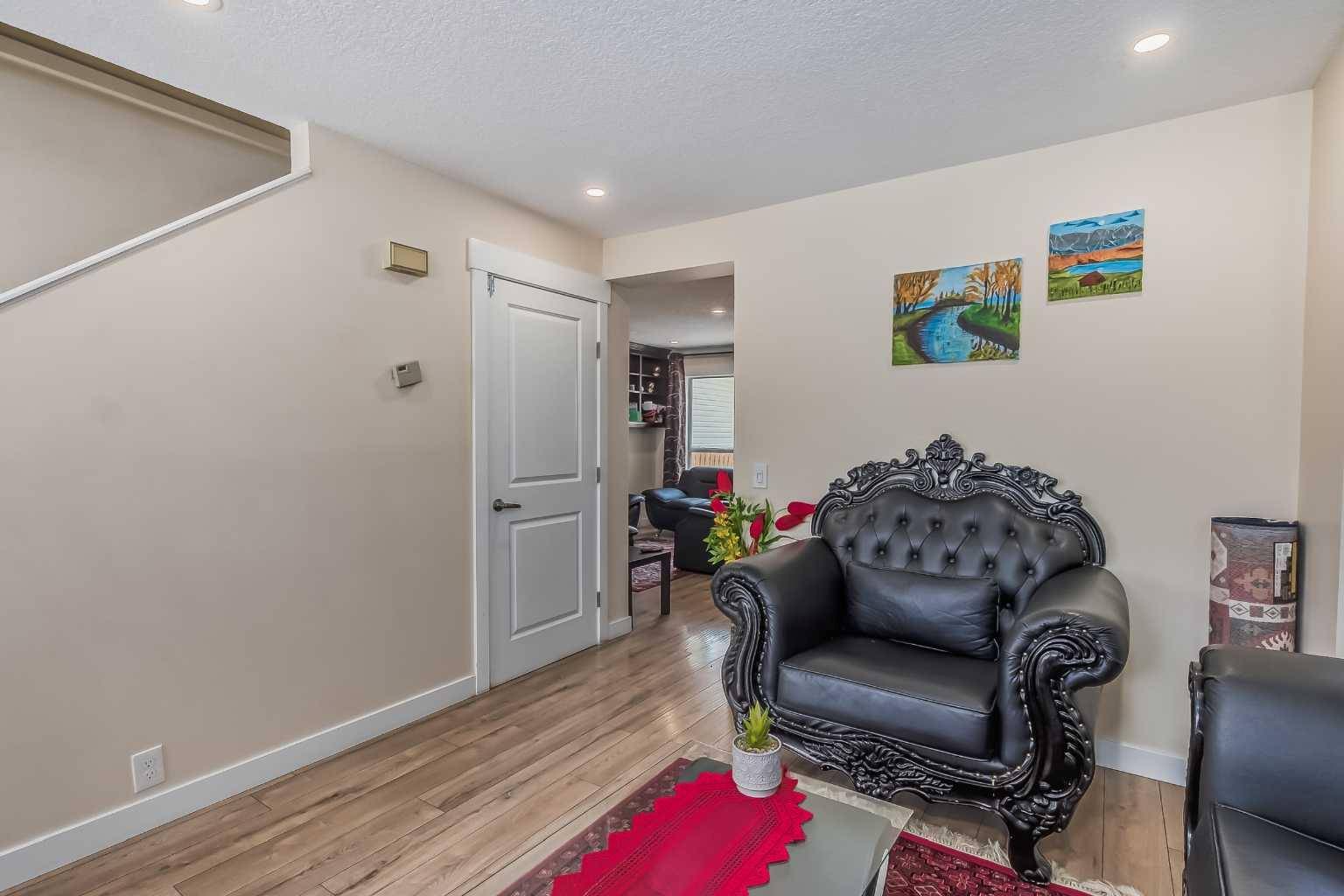 Calgary, AB T3J 3H5,135 Martinwood PL NE