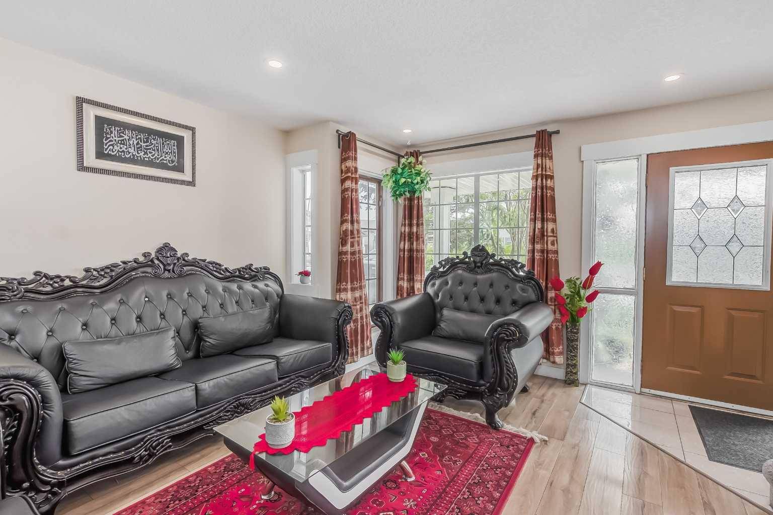 Calgary, AB T3J 3H5,135 Martinwood PL NE