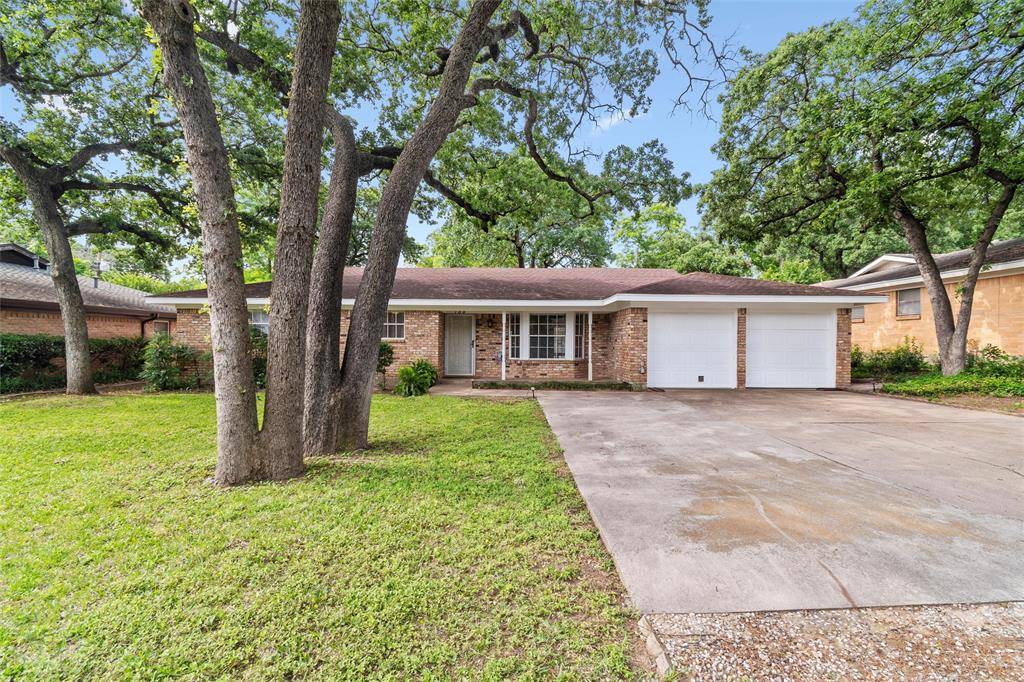 Hurst, TX 76053,733 Bedford Court W