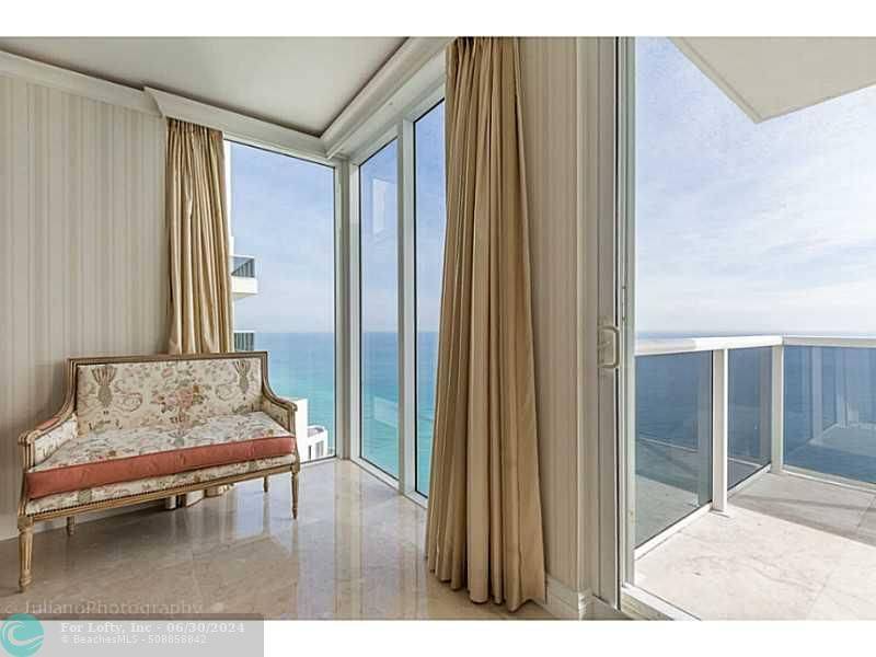 Sunny Isles Beach, FL 33160,19111 Collins Ave  #PH-05