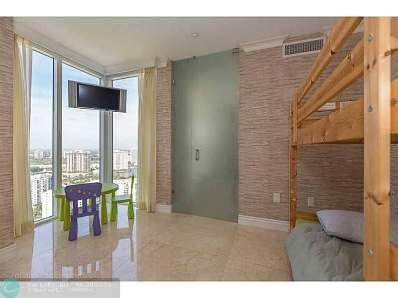 Sunny Isles Beach, FL 33160,19111 Collins Ave  #PH-05