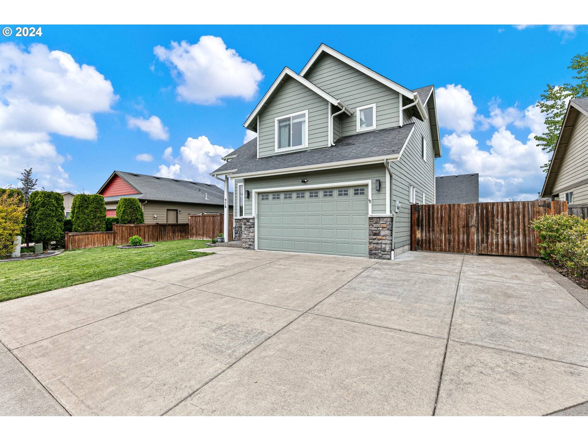 Junction City, OR 97448,976 SW CORAL ST