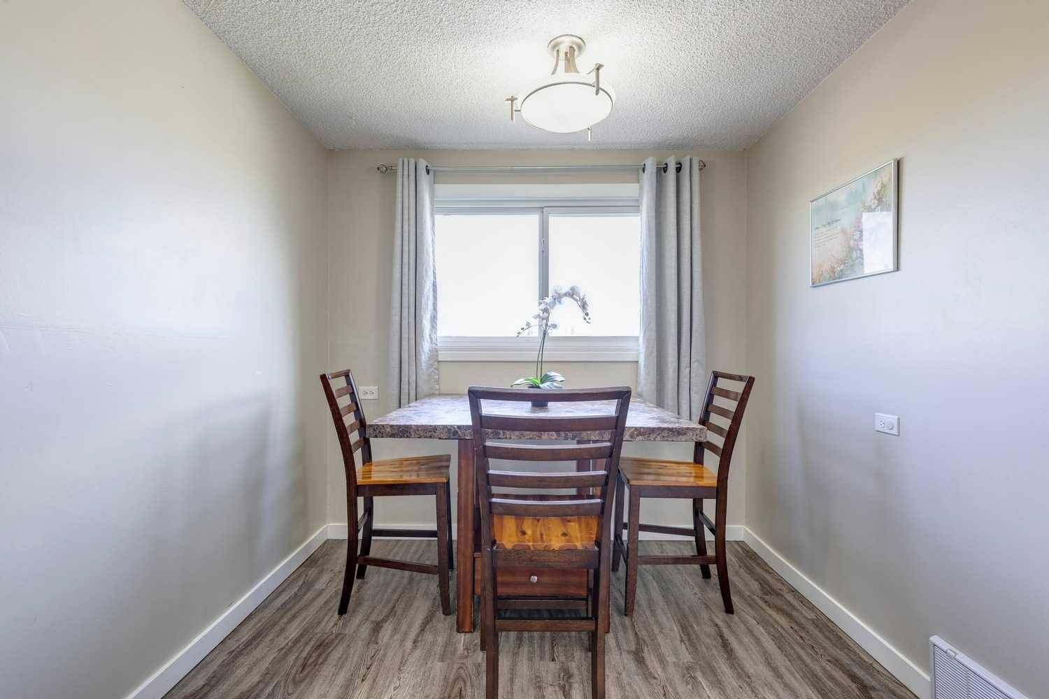 Calgary, AB T2B 1V7,3836 Doverdale CRES SE