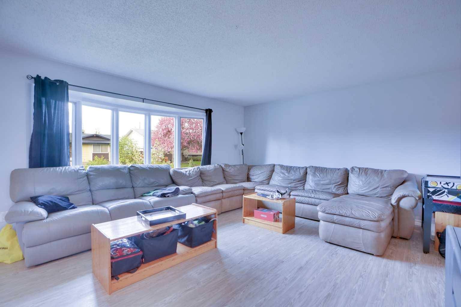 Calgary, AB T2J4E5,208 Queensland CIR SE