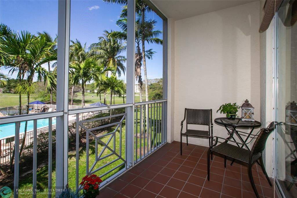 Pompano Beach, FL 33069,3500 Oaks Clubhouse Dr  #202