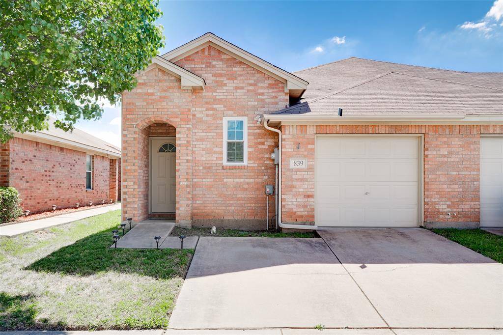 Burleson, TX 76028,839 Walnut St