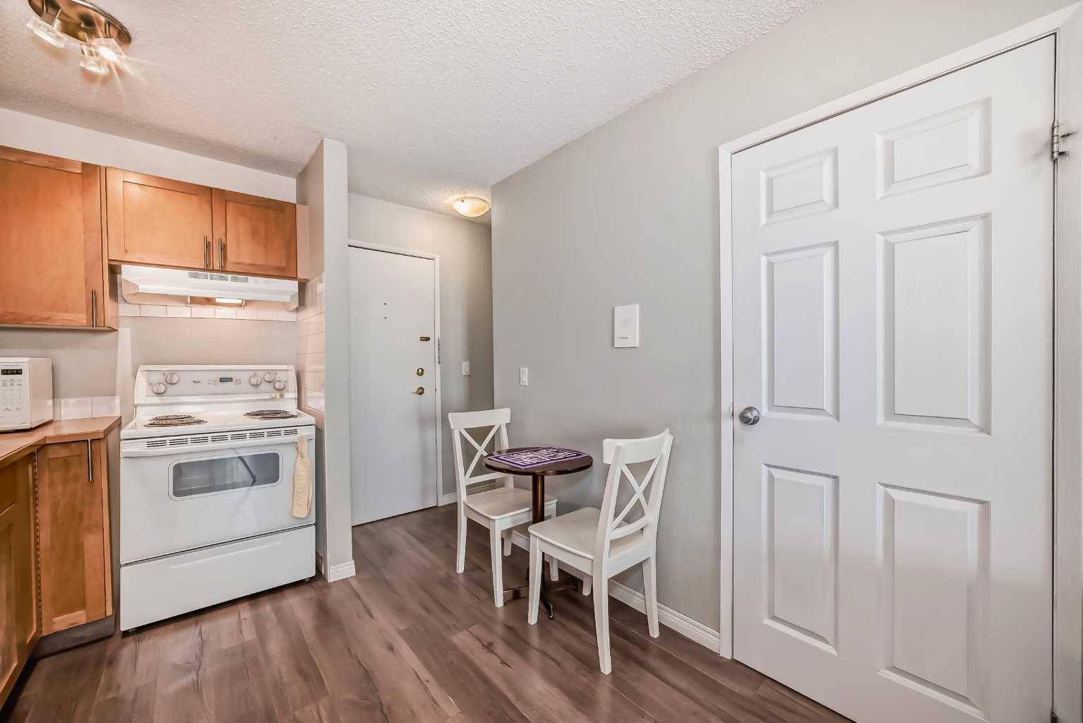 Calgary, AB T2T 4M4,2130 17 ST SW #203