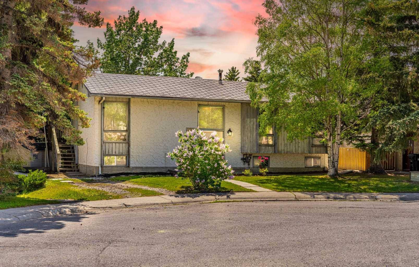 Calgary, AB T2L 1X3,3351 Breton Close NW