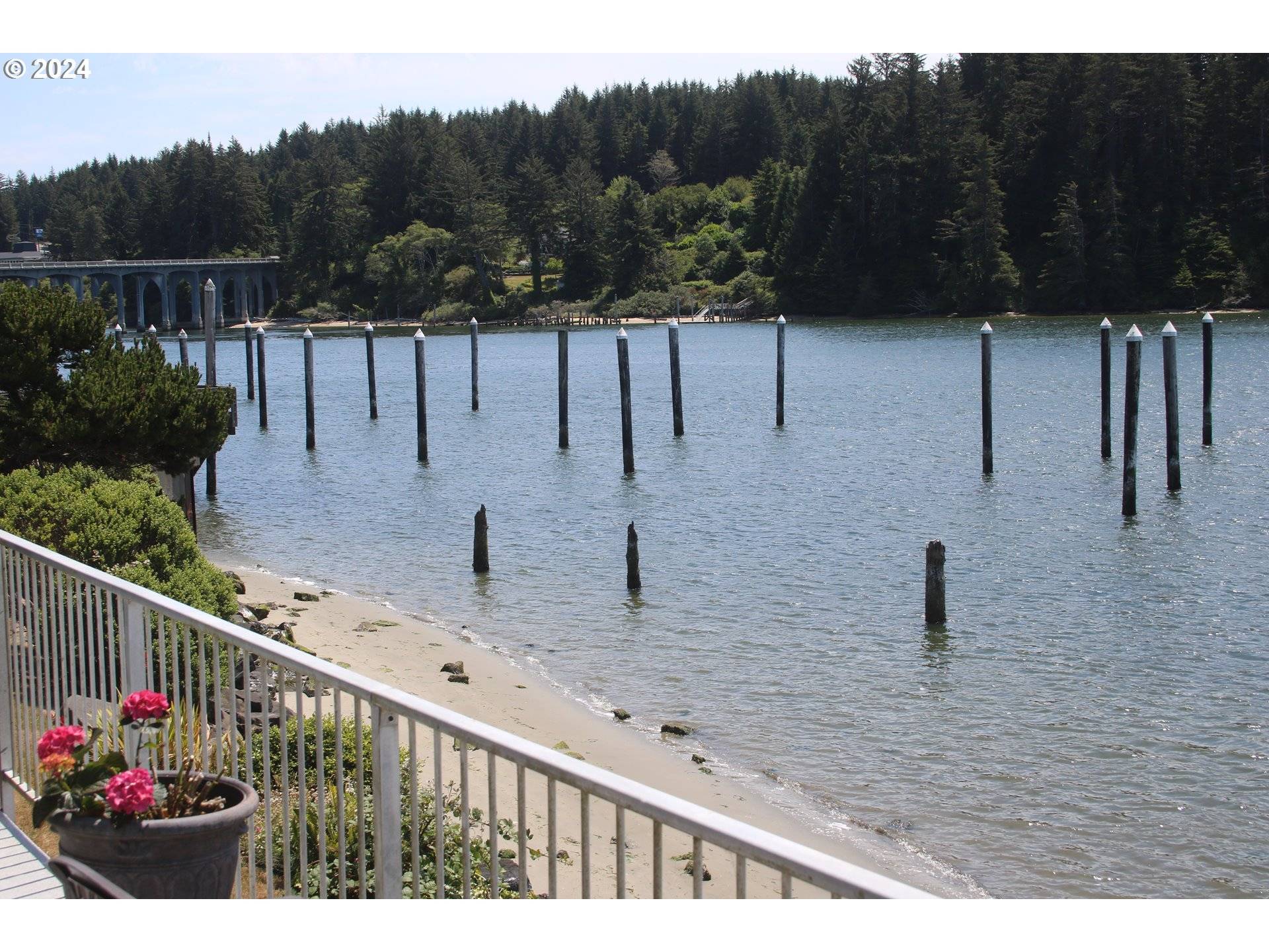 Florence, OR 97439,1060 BAY ST #2