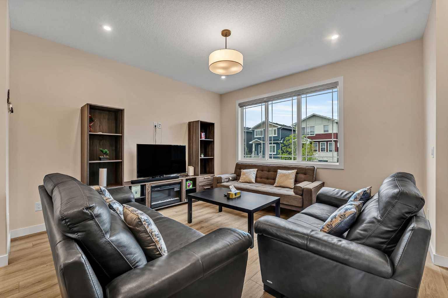 Chestermere, AB T1X 2T2,242 CHELSEA PL