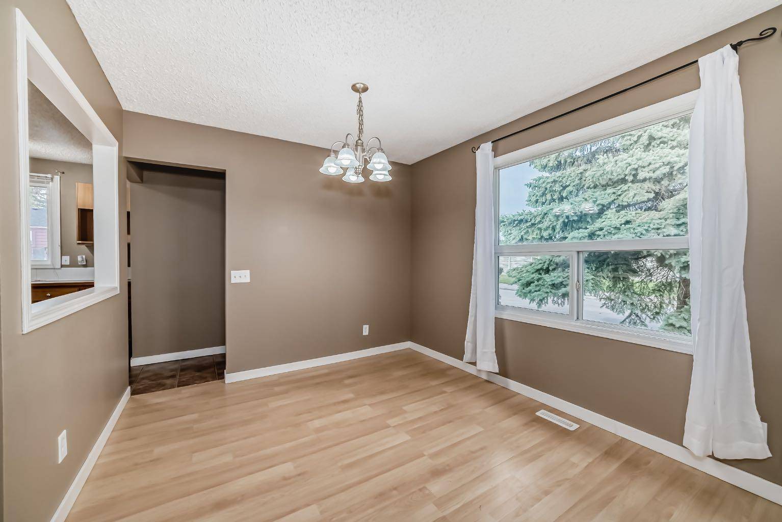 Calgary, AB T1Y2R7,898 Rundlecairn WAY NE