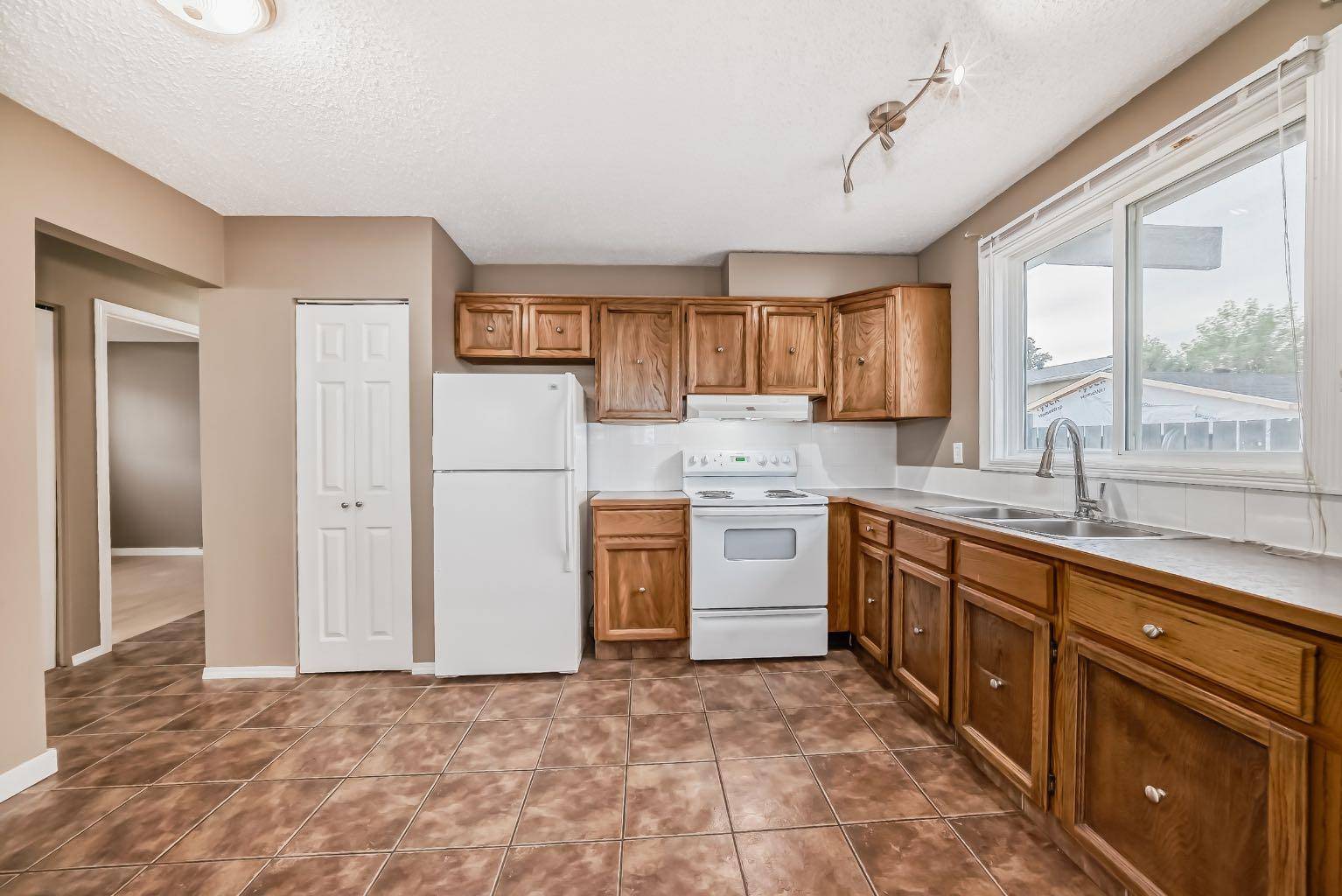 Calgary, AB T1Y2R7,898 Rundlecairn WAY NE