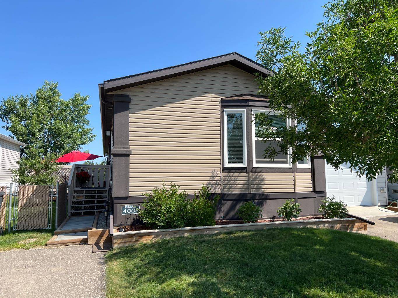 Coaldale, AB T1M 0C6,4006 Applewood RD