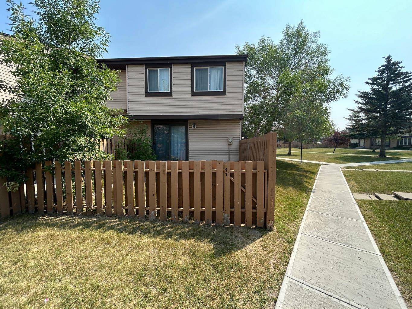 Calgary, AB T1Y 3Z3,2727 Rundleson RD NE #47