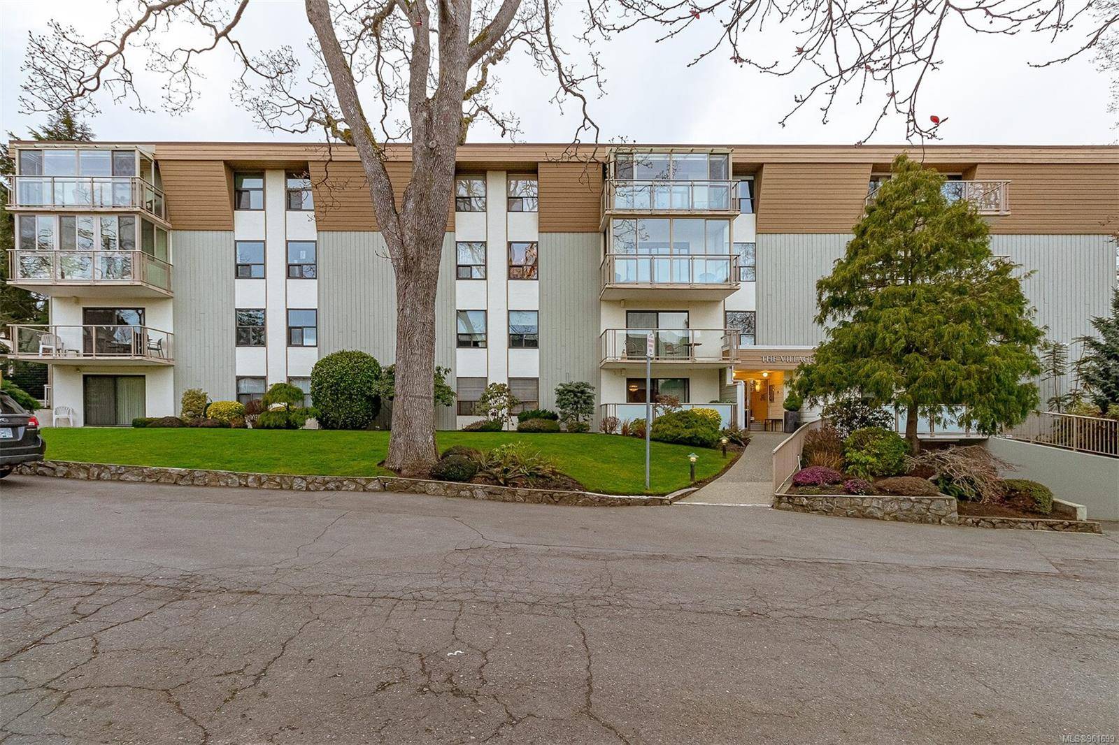 Oak Bay, BC V8R 1E8,2125 Oak Bay Ave #101