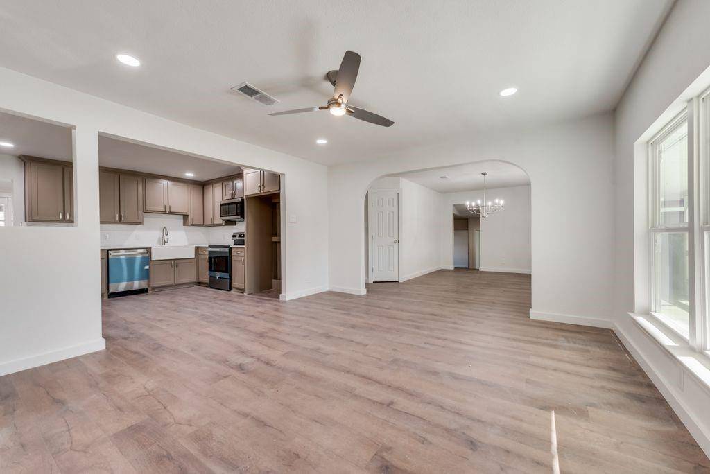 Azle, TX 76020,208 Crestview Place