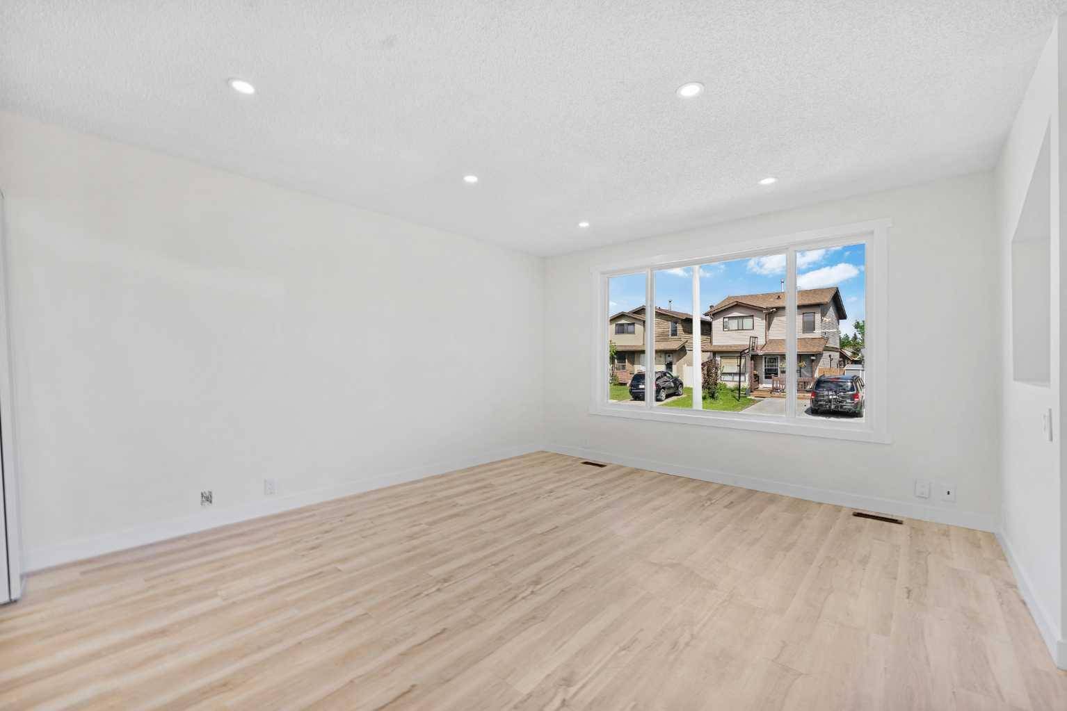 Calgary, AB T2A6L2,167 Abinger CRES NE