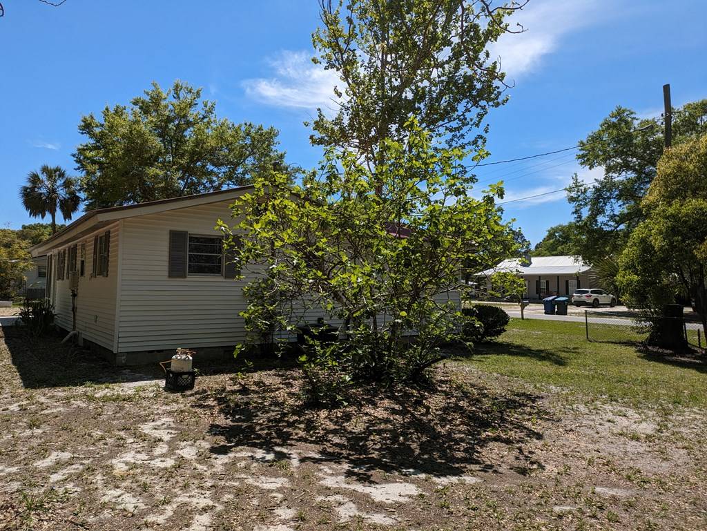 Carrabelle, FL 32322,706 7th St