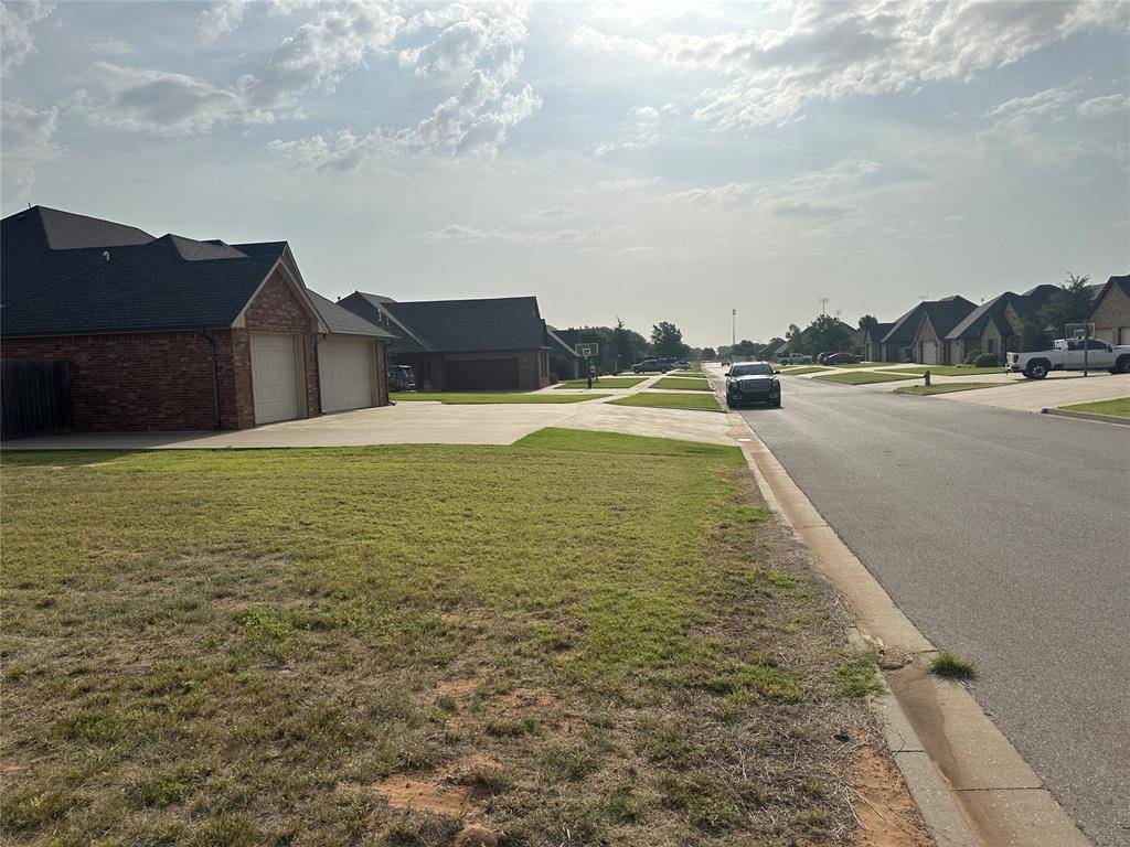 Weatherford, OK 73096,2105 N Club House Drive