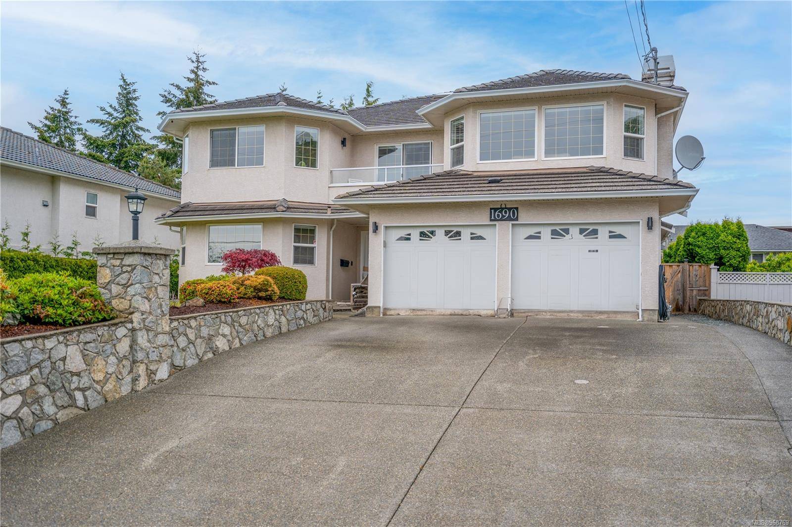 Saanich, BC V8P 1Y1,1690 Stanhope Pl