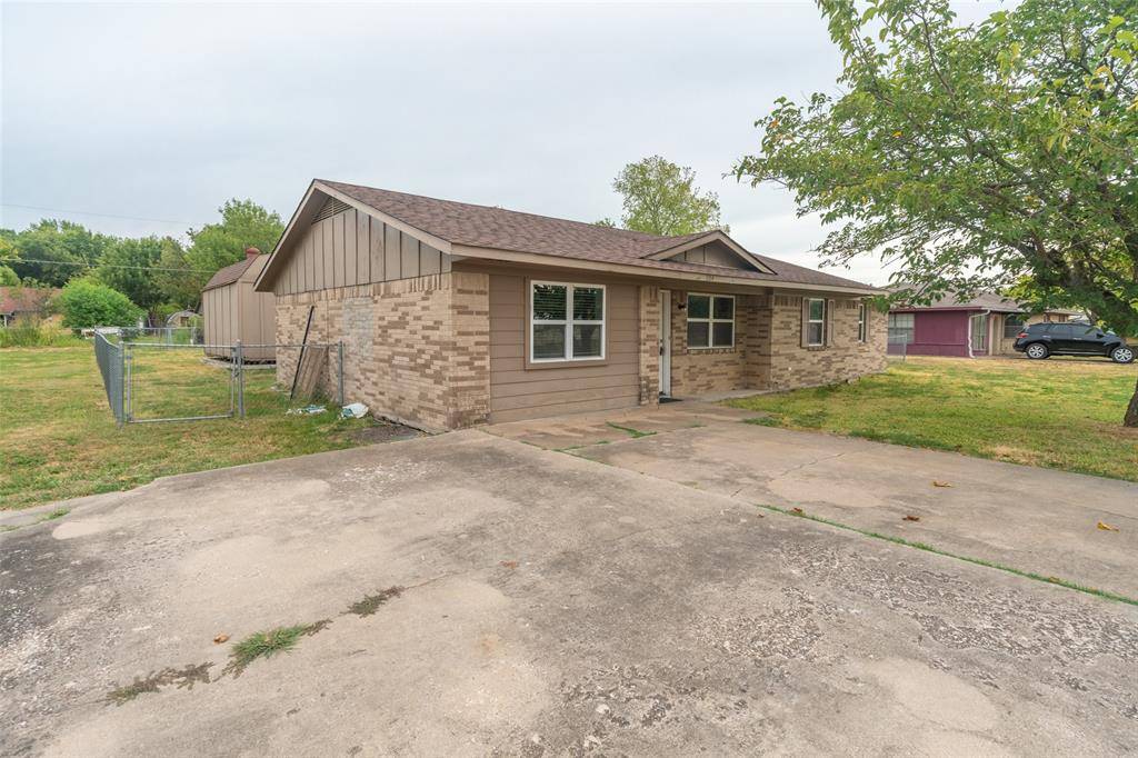 Leonard, TX 75452,304 E Travis Street