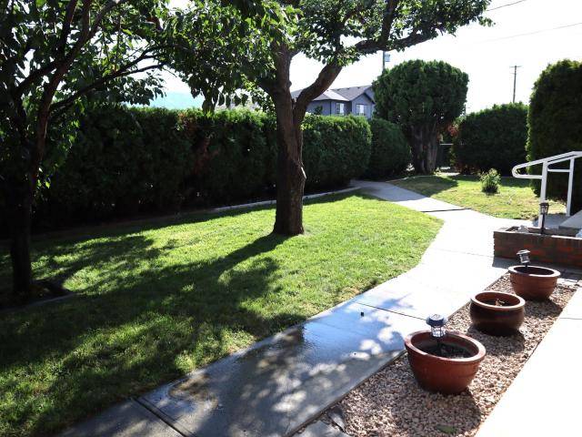 Kamloops, BC V2B 1X8,898 LETHBRIDGE AVE